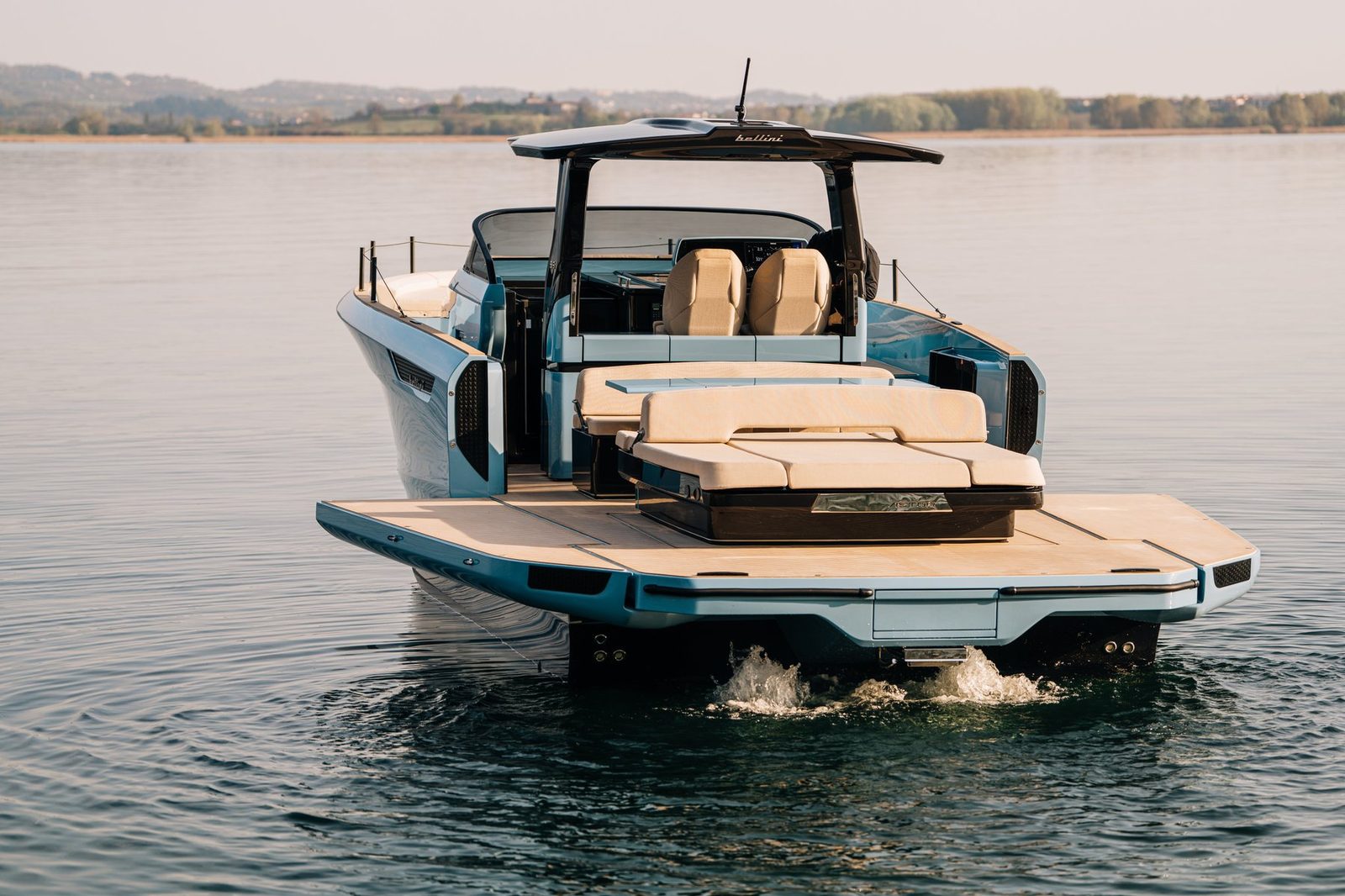 Extended swim platform with sun cushions at the stern