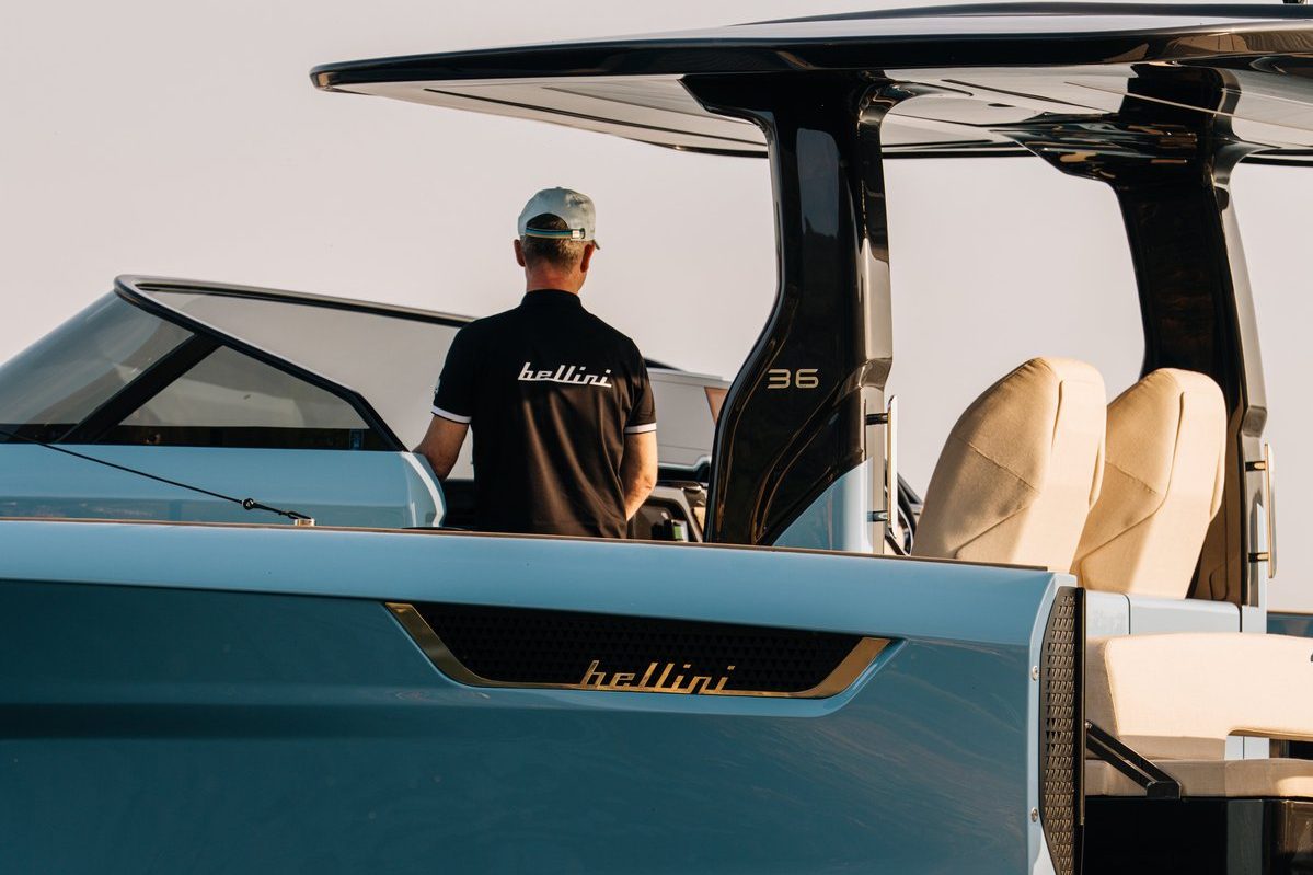 Helm and helm seating under the hardtop