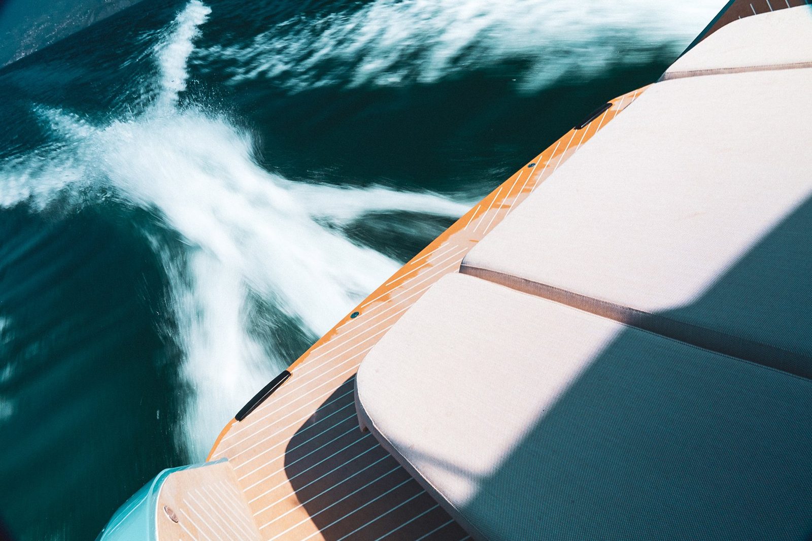 Stern sun cushions above the wake