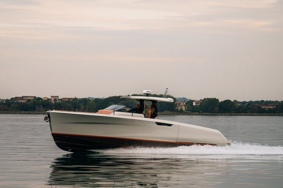 ASTOR 38 side profile showing the custom paint