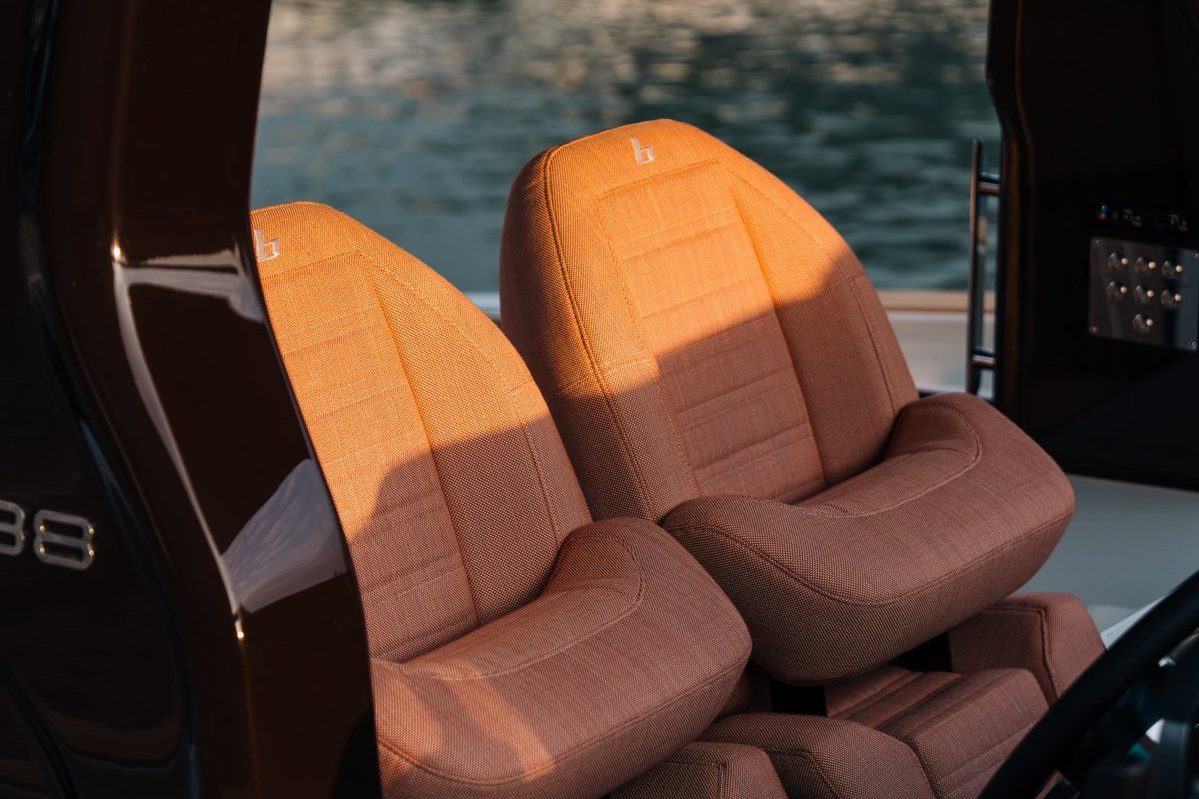 Helm seating in custom colour
