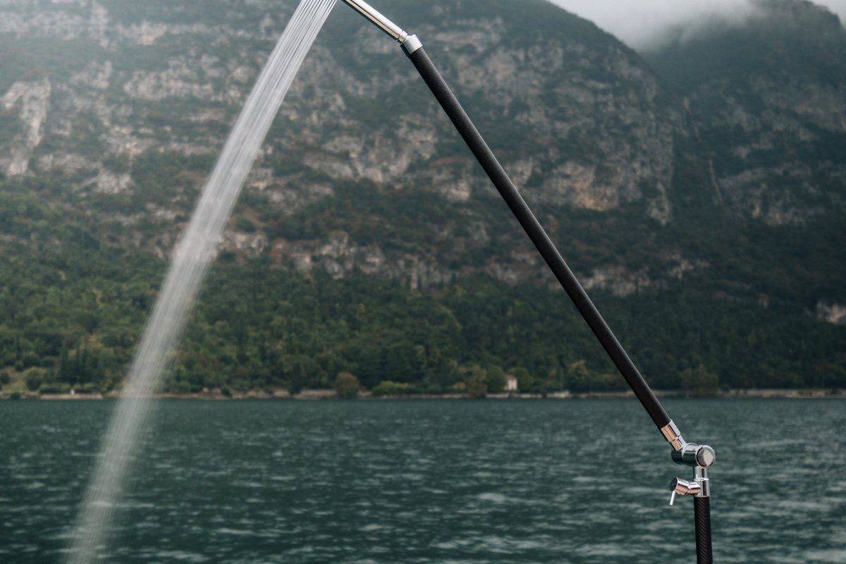 Plug-in carbon fibre folding shower