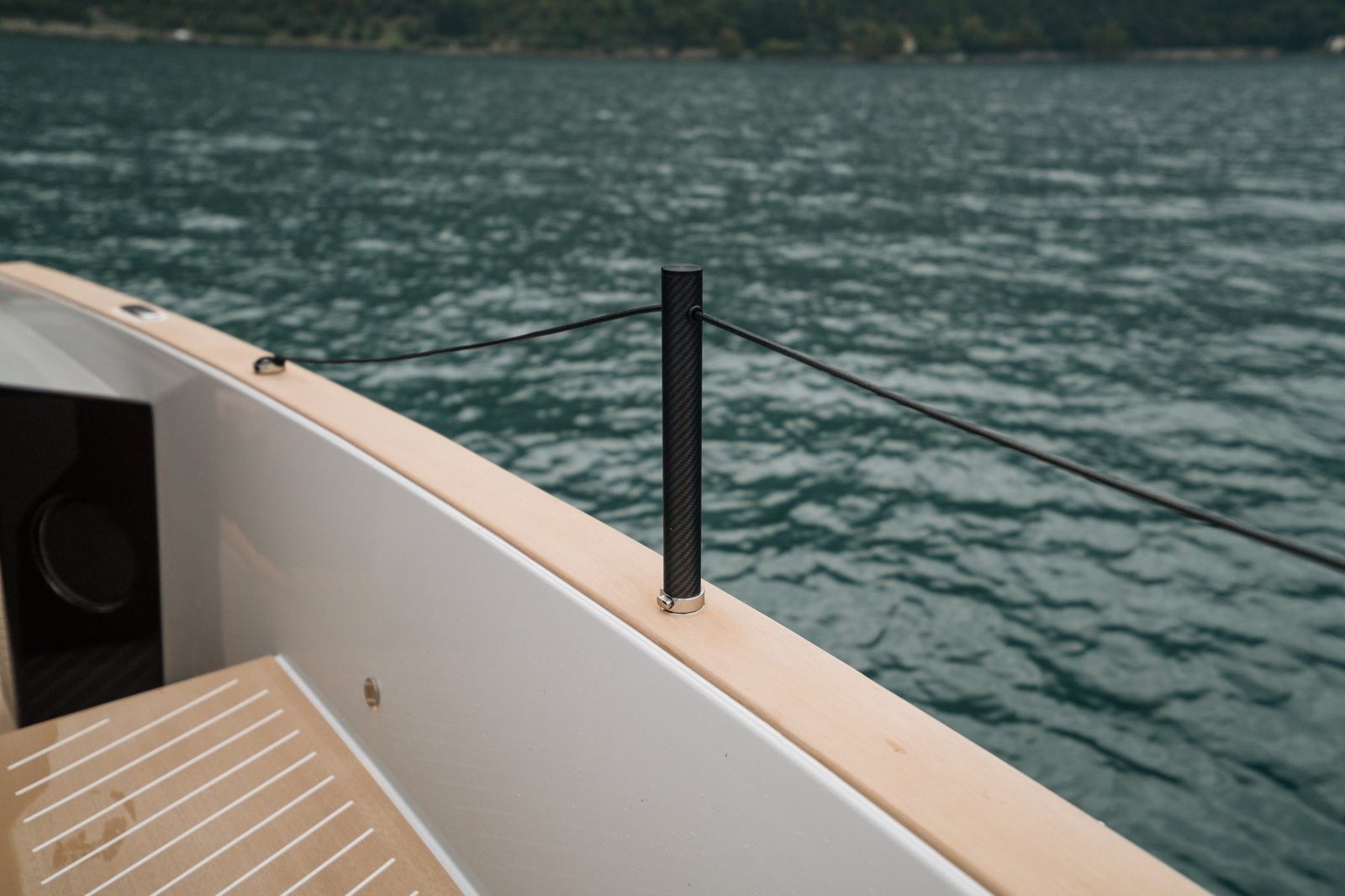 Side deck with carbon fibre handrail