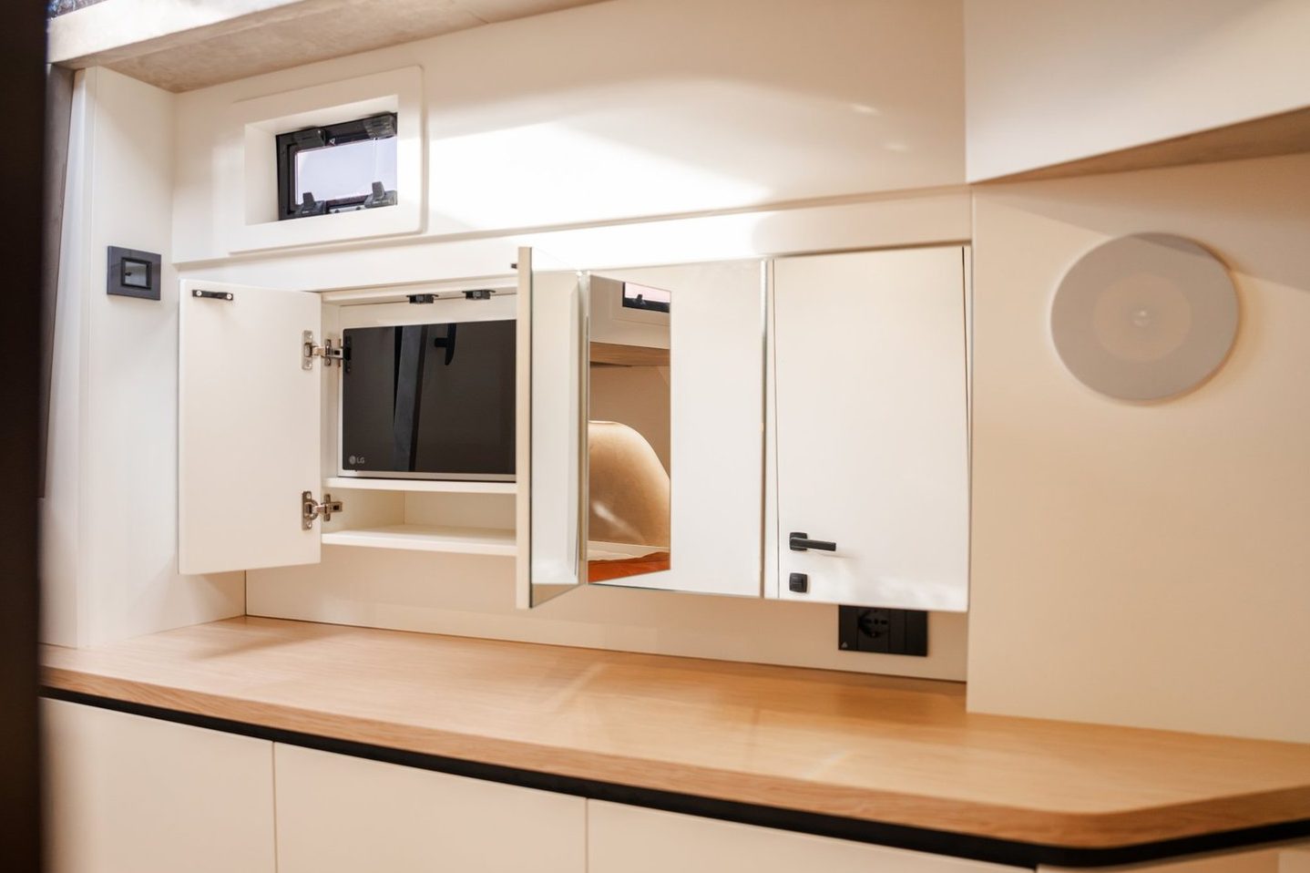 Galley unit with microwave oven